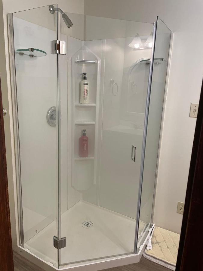 Zimmer mit Queensize-Bett und Poolblick